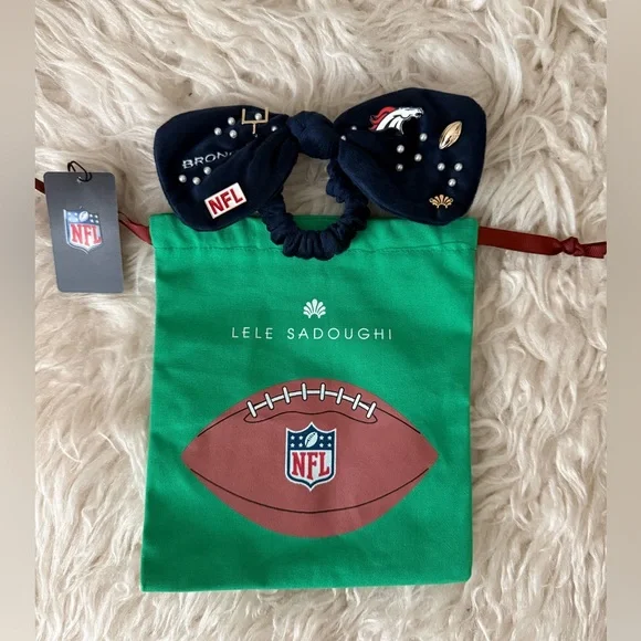 DENVER BRONCOS LELE SADOUGHI X
NFL NAVY BOW SCRUNCHIE - Picture 3 of 5